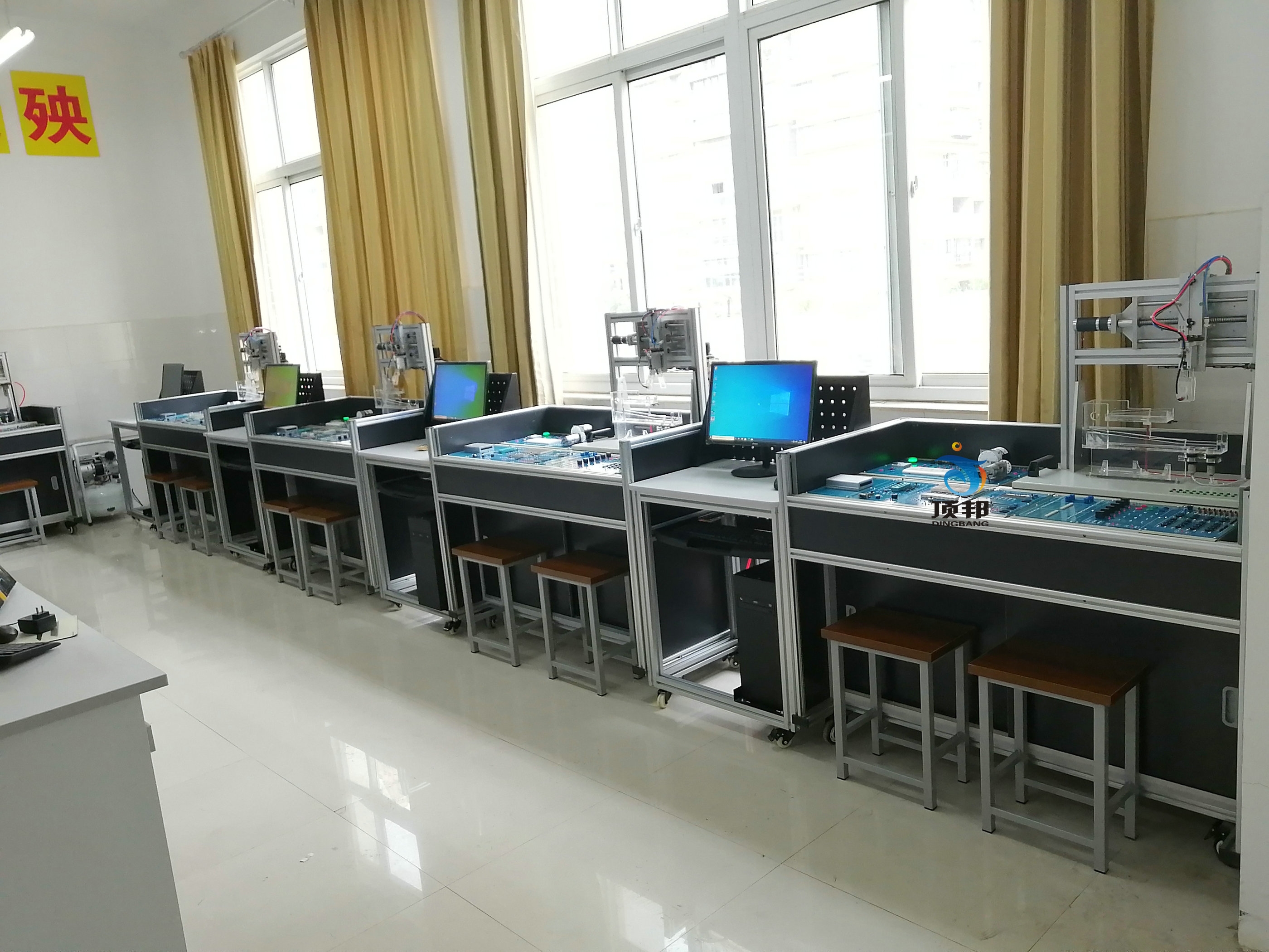 單片機技術(shù)應(yīng)用實訓(xùn)考核裝置