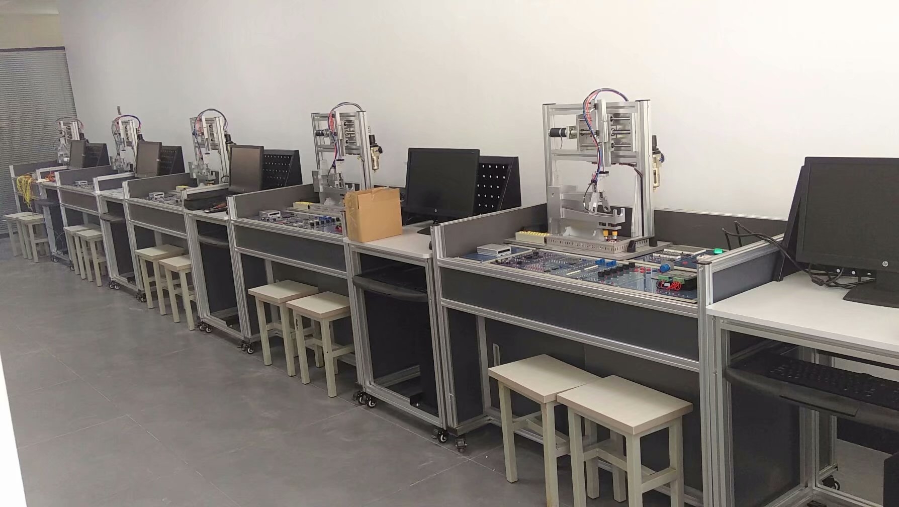 單片機技術(shù)應(yīng)用實訓(xùn)考核裝置