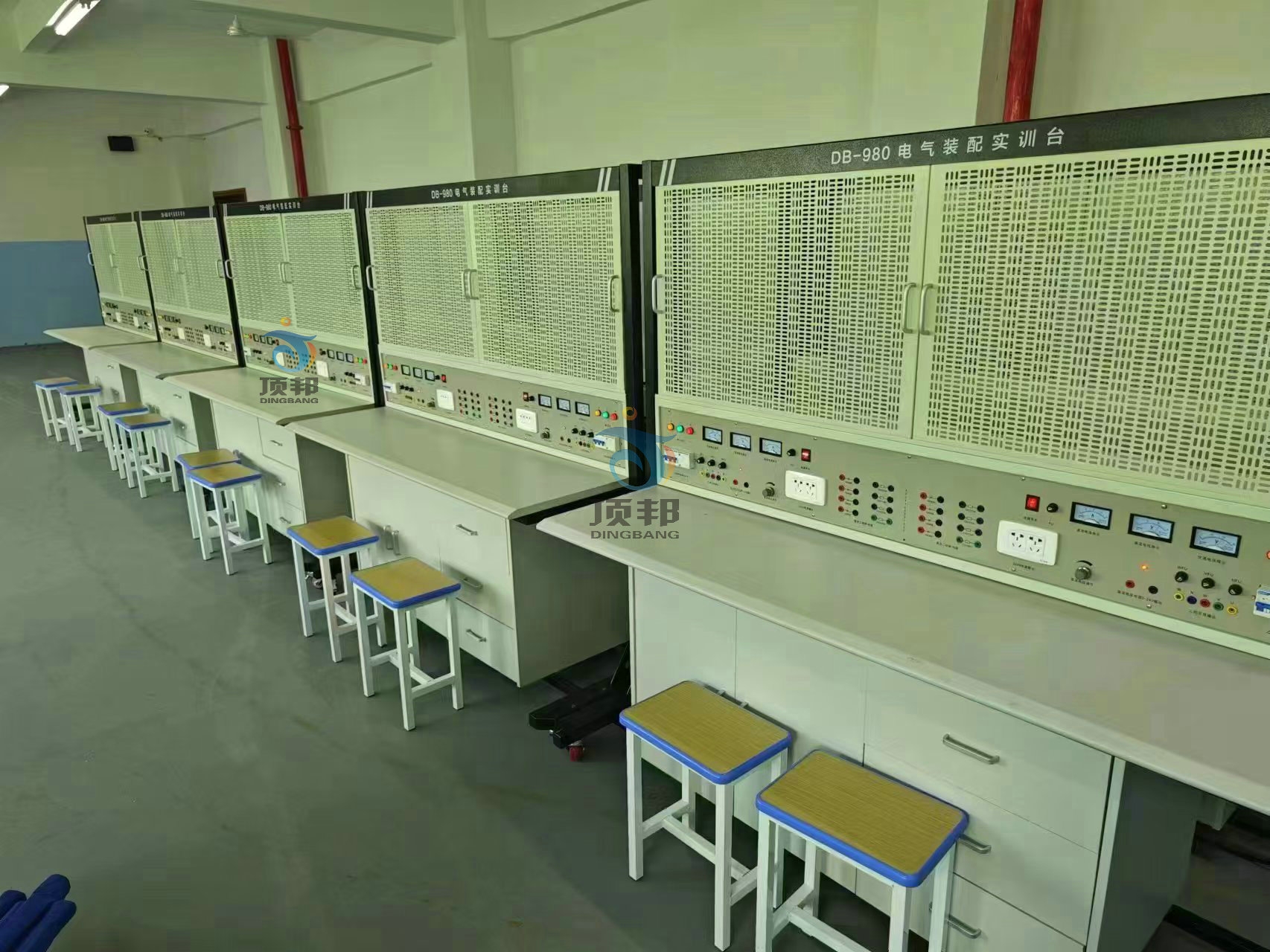 電氣裝配實(shí)訓(xùn)臺(tái)